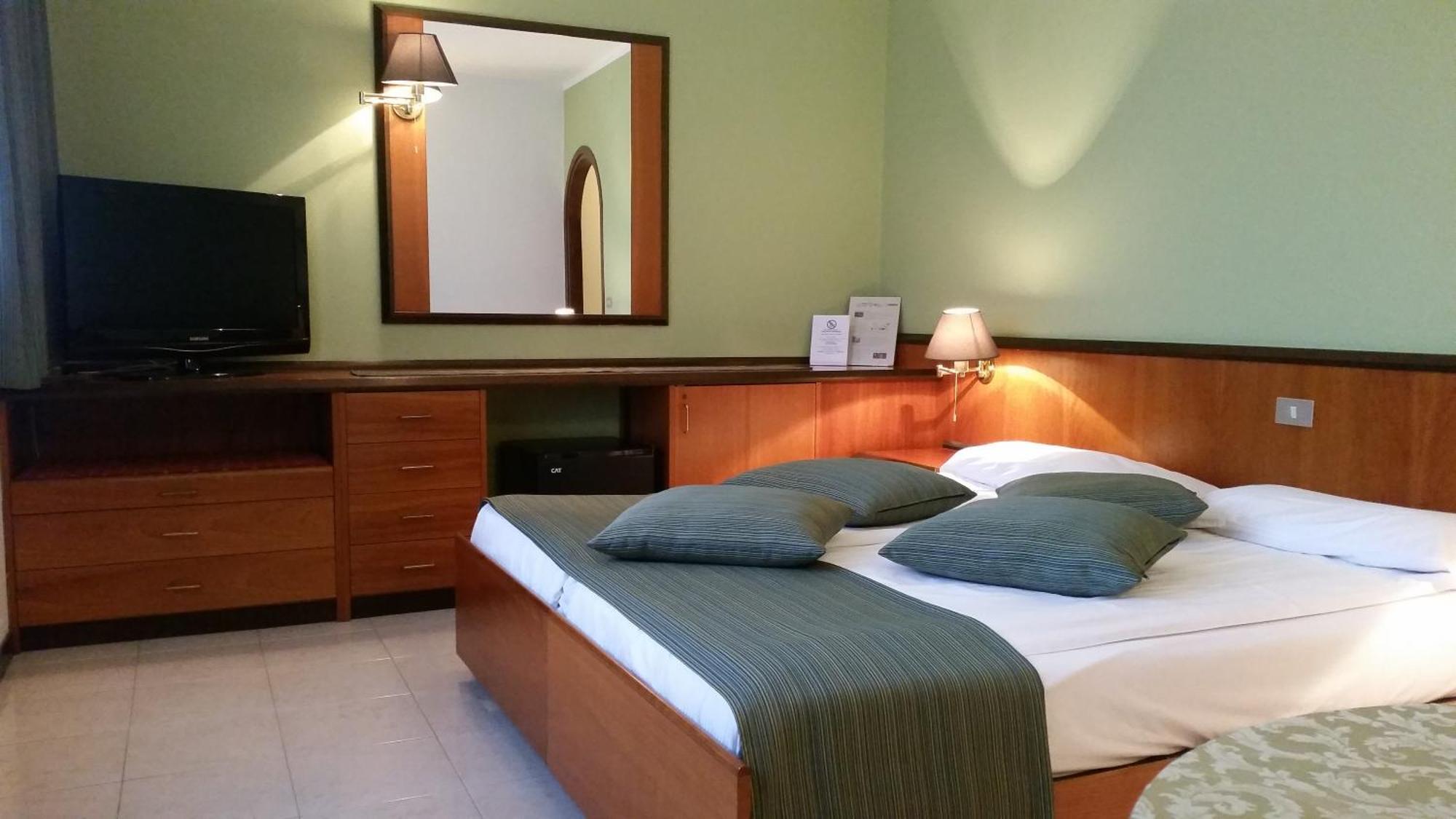 Ai Cadelach Hotel Giulia Revine Lago Luaran gambar